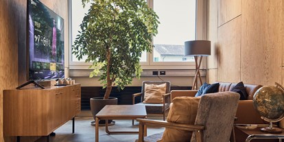 Coworking Spaces - Typ: Bürogemeinschaft - Schweiz - Lounge mit TV Screen Westhive Zug Tech Cluster - Westhive Zürich Bleicherweg