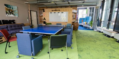 Coworking Spaces - Typ: Shared Office - München - Unser Alpenpanorama bietet euch beinahe grenzenlose Möglichkeiten für eure Workshops. Er besteht aus zwei verschiedenen Bereichen, die durch eine Holzwand und die Farbe des Teppichs optisch getrennt sind. Der grüne Bereich eignet sich besonders für lockere Spaziergänge durch Präsentationen und sorgt für sonnige Gemüter. Der blaue Bereich gibt euch und euren Kollegen die Chance auf einen erfrischenden Sprung in neue und coole Ideen. Aber wie immer gilt auch hier: Nutzt jeden Millimeter so, wie ihr es für richtig haltet. - smartvillage