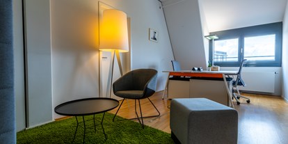 Coworking Spaces - Typ: Shared Office - München - Unser Studio ist der perfekte Ort für Euren persönlichen Team Workshop. Ihr könnt bei Blick auf die schönen Berge, euren Ideen freien Lauf lassen und in ruhiger Atmosphäre eure Kreativität  auf Whiteboards nieder schreiben - smartvillage