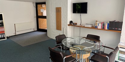 Coworking Spaces - Typ: Bürogemeinschaft - Binnenland - Eingangsbereich mit Sitzgelegenheiten - CoWorking FR1a - Bad Bramstedt