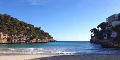 Coworking Spaces - feste Arbeitsplätze vorhanden - Balearische Inseln - Strand in der Bucht Cala Santanyí • Rayaworx Mallorca - Rayaworx