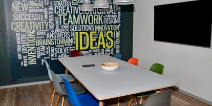 Coworking Spaces - Zugang 24/7 - Deutschland - In der Küche kannst du kochen, essen und ein Meeting abhalten. - DSTATION KreativCampus