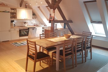 Coworking Space: grosser Besprechungstisch für 8 Personen mit Blick auf die Küchenzeile - Seminar-und Landhaus Schönbeck