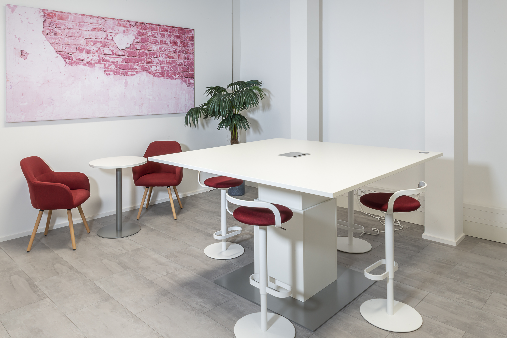 Coworking Space: Gruppen und Meetingräume in verschiedenen Größen
 - The Place