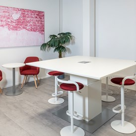 Coworking Space: Gruppen und Meetingräume in verschiedenen Größen
 - the Place