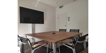 Coworking Spaces - Zugang 24/7 - Salzburg-Stadt (Salzburg) - Besprechungsraum für max. 6 Personen mit 65'' Bildschirm und großem Whiteboard - space-time.at