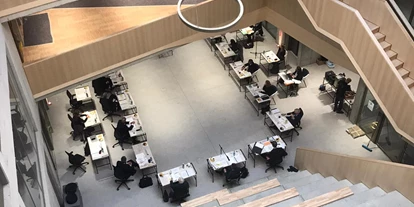 Coworking Spaces - Brandenburg Süd - Atrium des SimpliOffice Potsdam, Events und Veranstaltungen mit Tribüne, Leinwänden und professioneller  Veranstaltungstechnik - SimpliOffice Potsdam