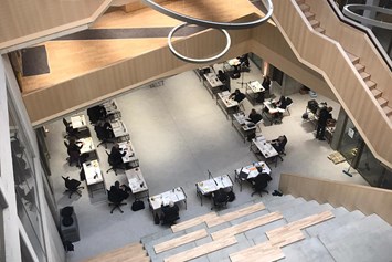 Coworking Space: Atrium des SimpliOffice Potsdam, Events und Veranstaltungen mit Tribüne, Leinwänden und professioneller  Veranstaltungstechnik - SimpliOffice Potsdam