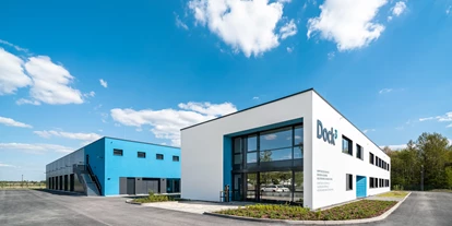 Coworking Spaces - Brandenburg Süd - Der Coworking Space liegt im Bürogebäude des Dock3, gleich neben der Werkhalle. Es stehen ausreichend Parkplätze eine E-Ladesäule und Fahrradboxen zur Verfügung. - www.dock3-lausitz.de