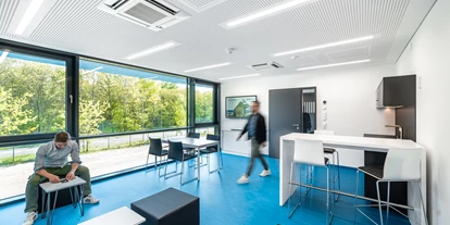 Coworking Spaces - Brandenburg Süd - Meetingräume, Beratungsräume, Veranstaltungsräume, Küchen sowie zentrale Drucker- und Kopierräume unterstützen eine kommunikative Atmosphäre. - www.dock3-lausitz.de