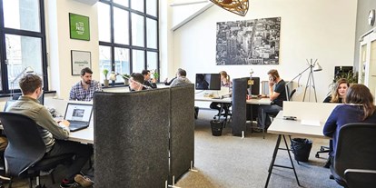 Coworking Spaces - PLZ 10965 (Deutschland) - Coworking Space mit höhenverstellbaren Tischen und Monitoren und viel Tageslicht lädt zum produktiven Arbeiten ein - b+office