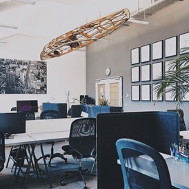 Coworking Space: Coworking Space mit höhenverstellbaren Tischen und Monitoren und viel Tageslicht - b+office