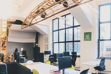 Coworking Space: Coworking Space mit höhenverstellbaren Tischen und Monitoren und viel Tageslicht - b+office
