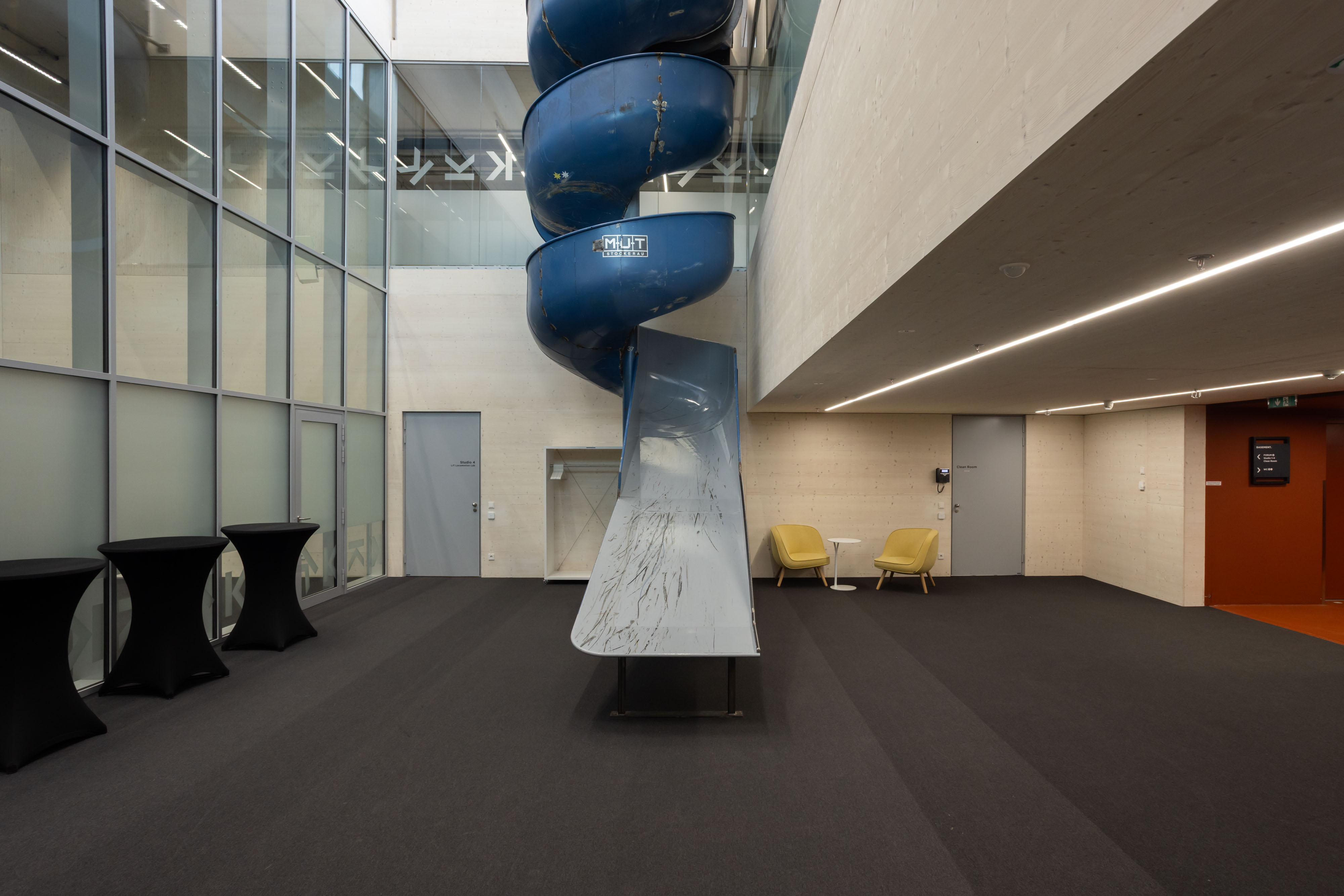 Coworking Space: Unser Kunstobjekt: Eine Rutsche aus dem Postverteilerzentrum - LIT Open Innovation Center