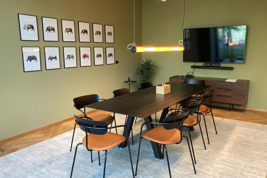 Coworking Space: Meeting Room "Alignment" - EDGE Workspaces