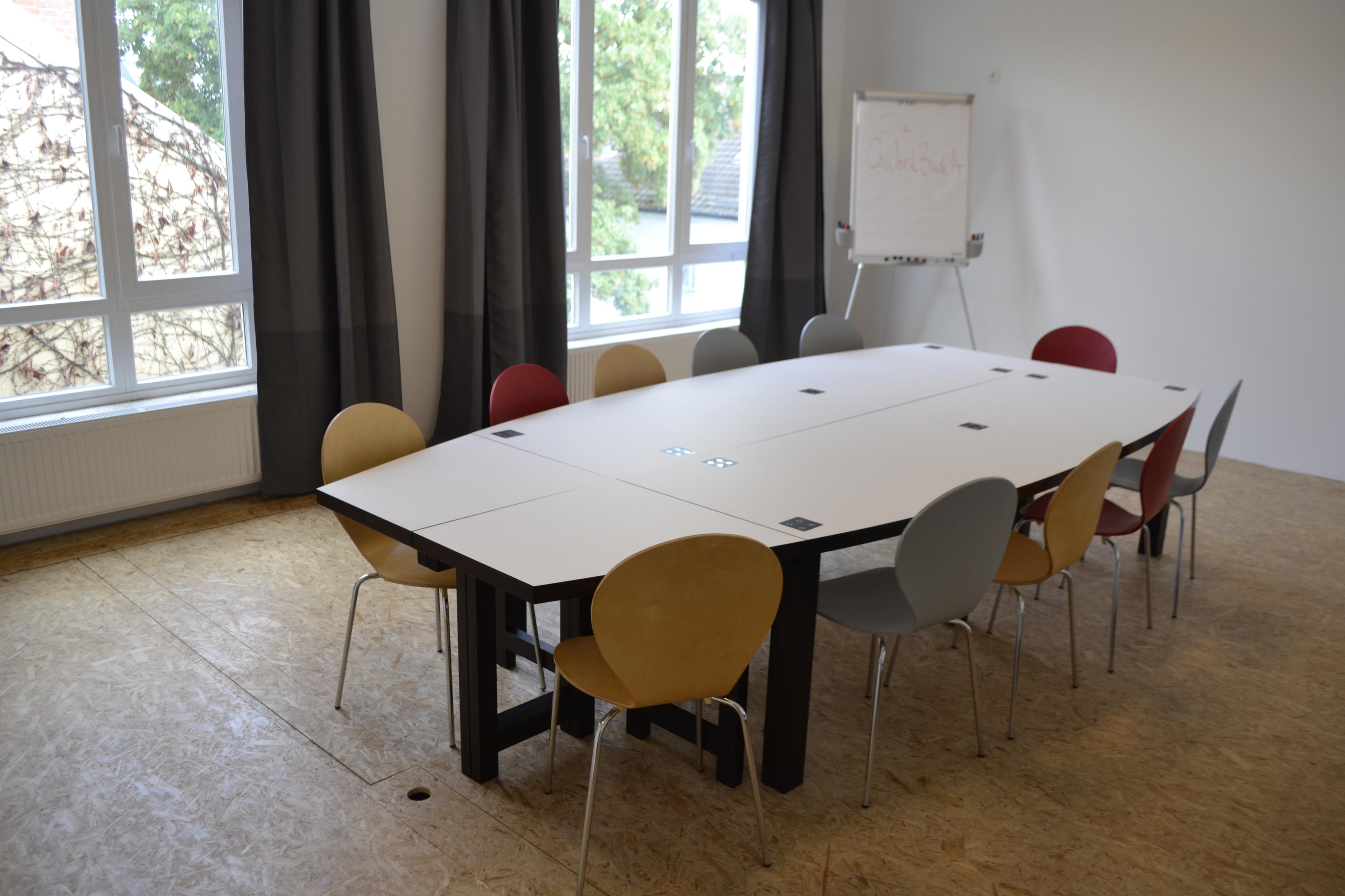 Coworking Space: Konferenzraum mit Flipchart und Beamer
verschiedene Bestuhlungsmöglichkeiten
Hier zB für eine kleine Runde bis zu 10 Personen - CoWorkBude14 CoWorking-Space in Winterhude