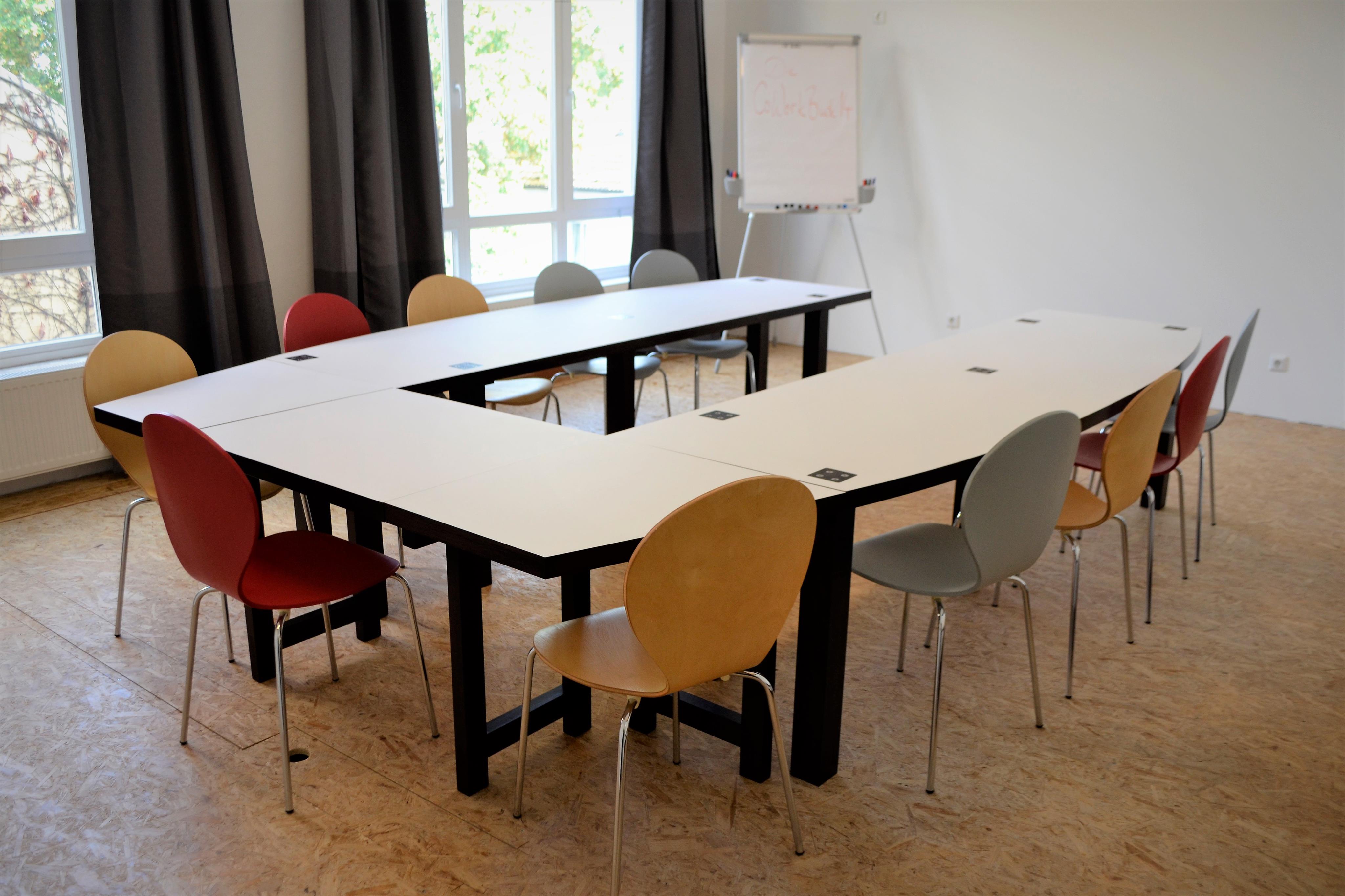 Coworking Space: Konferenzraum mit Flipchart und Beamer
verschiedene Bestuhlungsmöglichkeiten
Hier zB in U-Form für ca. 11 Personen - CoWorkBude14 CoWorking-Space in Winterhude