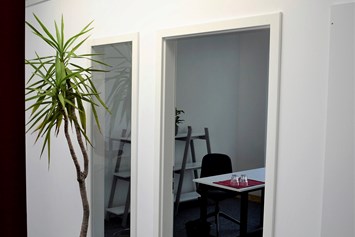 Coworking Space: Helle Einzelbüros für kleine Teams bis zu 3 Personen. - CoWorkBude14 in Winterhude