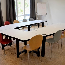 Coworking Space: Konferenzraum mit Flipchart und Beamer
verschiedene Bestuhlungsmöglichkeiten
Hier zB in U-Form für ca. 11 Personen - CoWorkBude14 in Winterhude