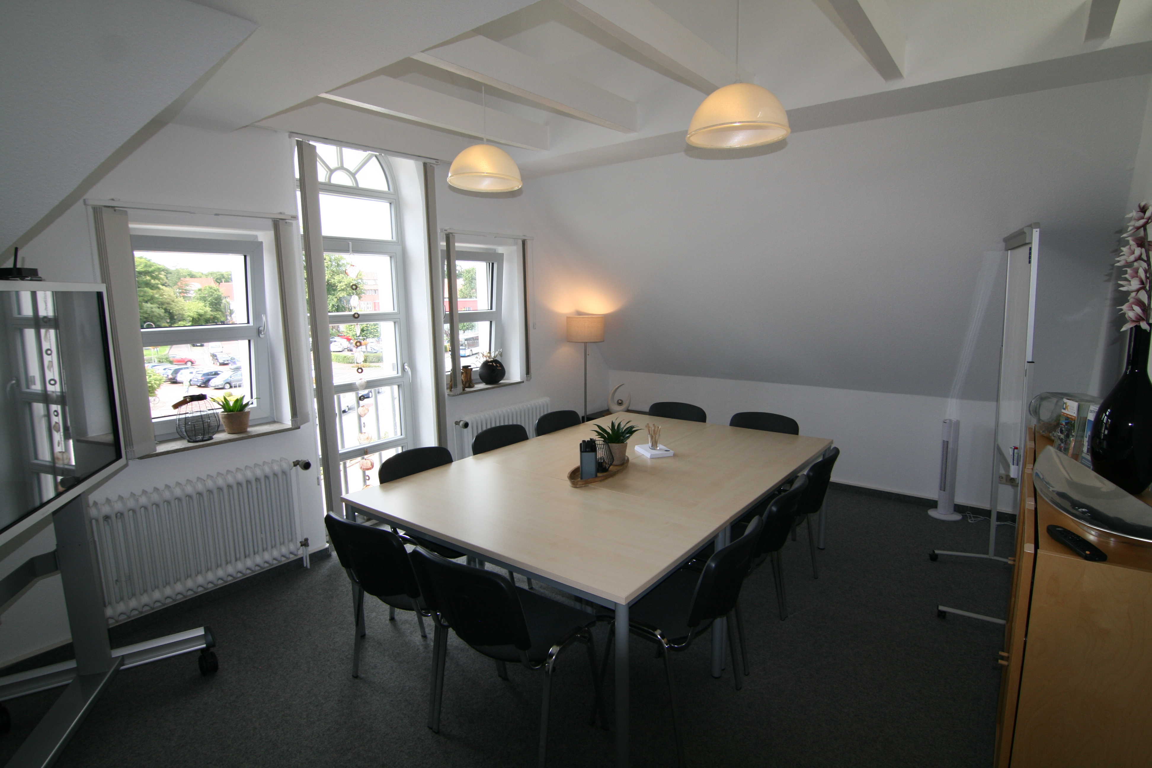 Coworking Space: Besprechnungsraum 3. Etage mit Ausblick über den Alten Markt in Jever - Coastworking Space Jever