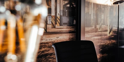 Coworking Spaces - Twente - Der richtige Workspace für Euch!
Bei VISION arbeiten Freiberufler, Selbständige, Unternehmen und Studenten an flexiblen Arbeitsplätzen gemeinsam.
Man tauscht sich aus, erweitert sein Netzwerk und profitiert von den Stärken des jeweils anderen.
Zu uns kommen Einzelpersonen und Teams die eine Alternative zum Home Office, den Abstand zum eigenen Unternehmen oder einfach eine Ausweichmöglichkeit suchen. Unser Angebot gilt für tage-/wochen-/monatsweise oder projektweise Buchungen. - Vision Uelsen