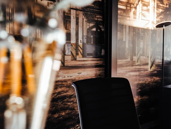 Coworking Space: Der richtige Workspace für Euch!
Bei VISION arbeiten Freiberufler, Selbständige, Unternehmen und Studenten an flexiblen Arbeitsplätzen gemeinsam.
Man tauscht sich aus, erweitert sein Netzwerk und profitiert von den Stärken des jeweils anderen.
Zu uns kommen Einzelpersonen und Teams die eine Alternative zum Home Office, den Abstand zum eigenen Unternehmen oder einfach eine Ausweichmöglichkeit suchen. Unser Angebot gilt für tage-/wochen-/monatsweise oder projektweise Buchungen. - Vision Uelsen