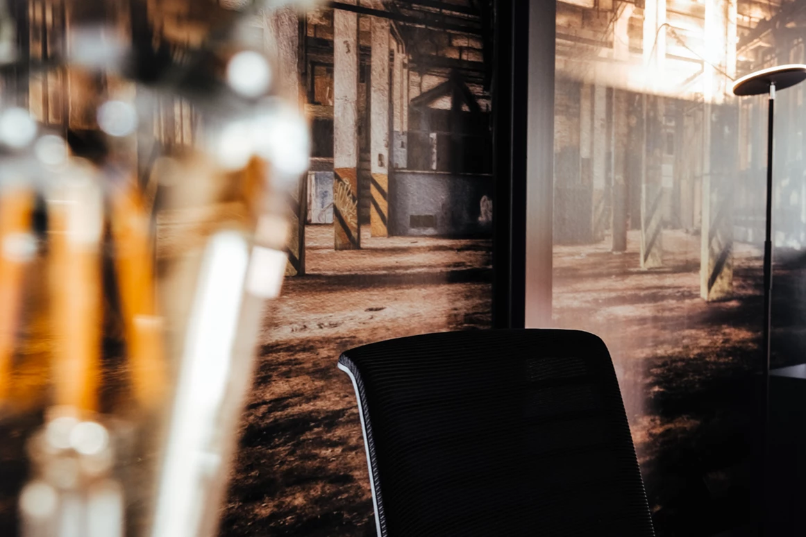Coworking Space: Der richtige Workspace für Euch!
Bei VISION arbeiten Freiberufler, Selbständige, Unternehmen und Studenten an flexiblen Arbeitsplätzen gemeinsam.
Man tauscht sich aus, erweitert sein Netzwerk und profitiert von den Stärken des jeweils anderen.
Zu uns kommen Einzelpersonen und Teams die eine Alternative zum Home Office, den Abstand zum eigenen Unternehmen oder einfach eine Ausweichmöglichkeit suchen. Unser Angebot gilt für tage-/wochen-/monatsweise oder projektweise Buchungen. - Vision Uelsen