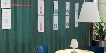 Coworking Spaces - Niedersachsen - Beispiel freie Sitzfläche mit Tisch - Arbeiten im Coworking Space // Bewohner des Innovationsdorfs werden // ZUKUNFT.unternehmen