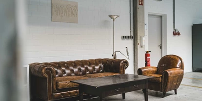 Coworking Spaces - Niedersachsen - Beispiel freie Sitzfläche mit Ledergarnitur - Arbeiten im Coworking Space // Bewohner des Innovationsdorfs werden // ZUKUNFT.unternehmen