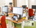 Coworking Space: Unser geteilter Arbeitsraum mit 12 Schreibtischen. 
34" Bildschirm, Steh-Sitz-Schreibtisch und geile Bürostühle sind bei uns der Standard. - Tempelgehöft - produktiv, gemütlich, grün