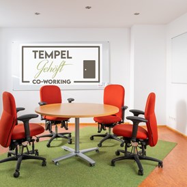 Coworking Space: Für Meetings mit anderen ist der Meetingraum mit seinen großen Whiteboards optimal. - Tempelgehöft - produktiv, gemütlich, grün