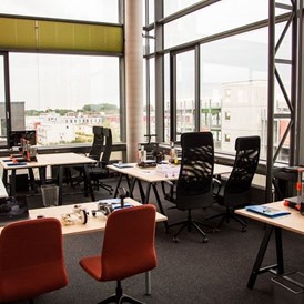 Coworking Space: Flex-Desk Bereich (während eines 3D-Druck Workshops) - TZL Coworking Campus