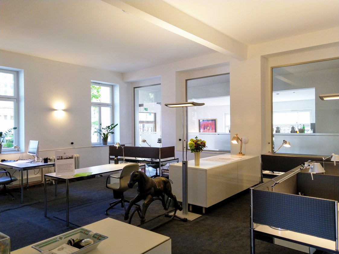 Coworking Space: Großer Raum, sensibles Beleuchtungskonzept - The Studio Coworking Bonn