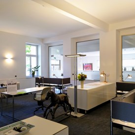 Coworking Space: Großer Raum, sensibles Beleuchtungskonzept - The Studio Coworking Bonn