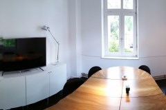 Coworking Space: Konferenzraum mit Screen, voll verdunkelbar - The Studio Coworking Bonn