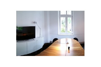 Coworking Space: Konferenzraum mit Screen, voll verdunkelbar - The Studio Coworking Bonn