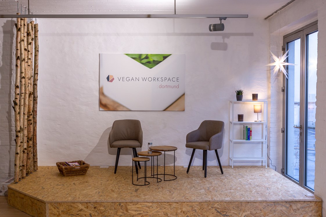 Coworking Space: Loungeecke im Vegan Workspace, die für Seminare zur Bühne umgebaut werden kann. - Vegan Workspace