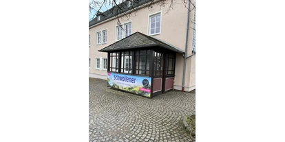 Coworking Spaces - Hunsrück - Eingang mit el. Schließssystem und Windfang, an der Hochscheider Strasse, Hausnummer 7. Sportplatz gegenüber, Parkplatz an der Westseite. - CoWorking Horbruch