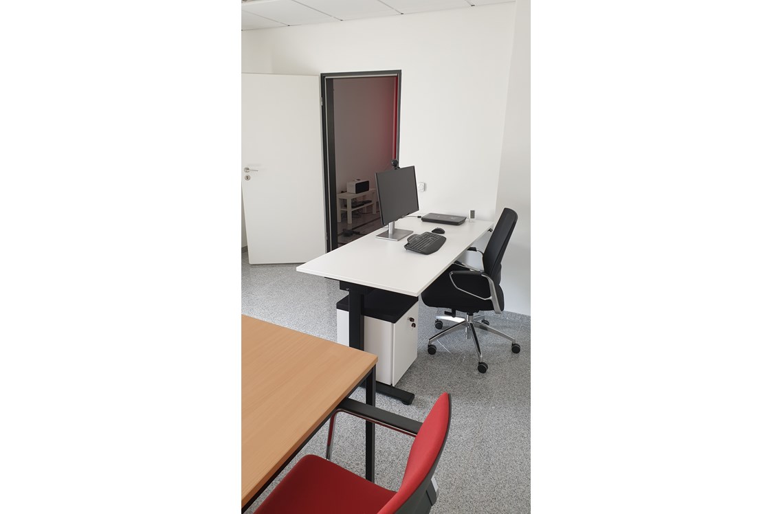 Coworking Space: Büroraum 205 mit Besprechungstisch - PCMOLD® workspaces