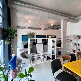Coworking Space: Blick vom Mittagstisch nach hinten in den Arbeitsbereich - Community-Lofts | Traun in den Graumann-Lofts 