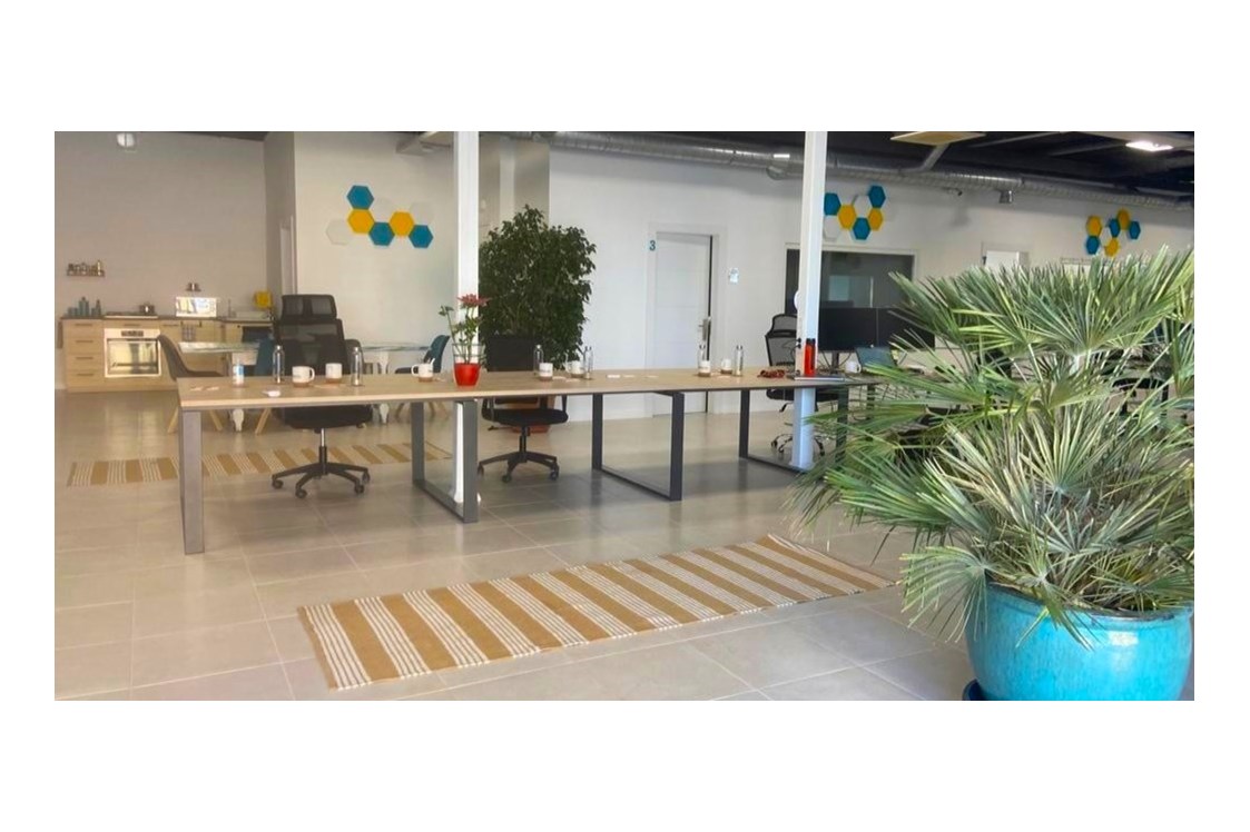 Coworking Space: Baysense Coworking - Coworking Bereich und Küche/Aufenthaltsraum - Baysense Coworking