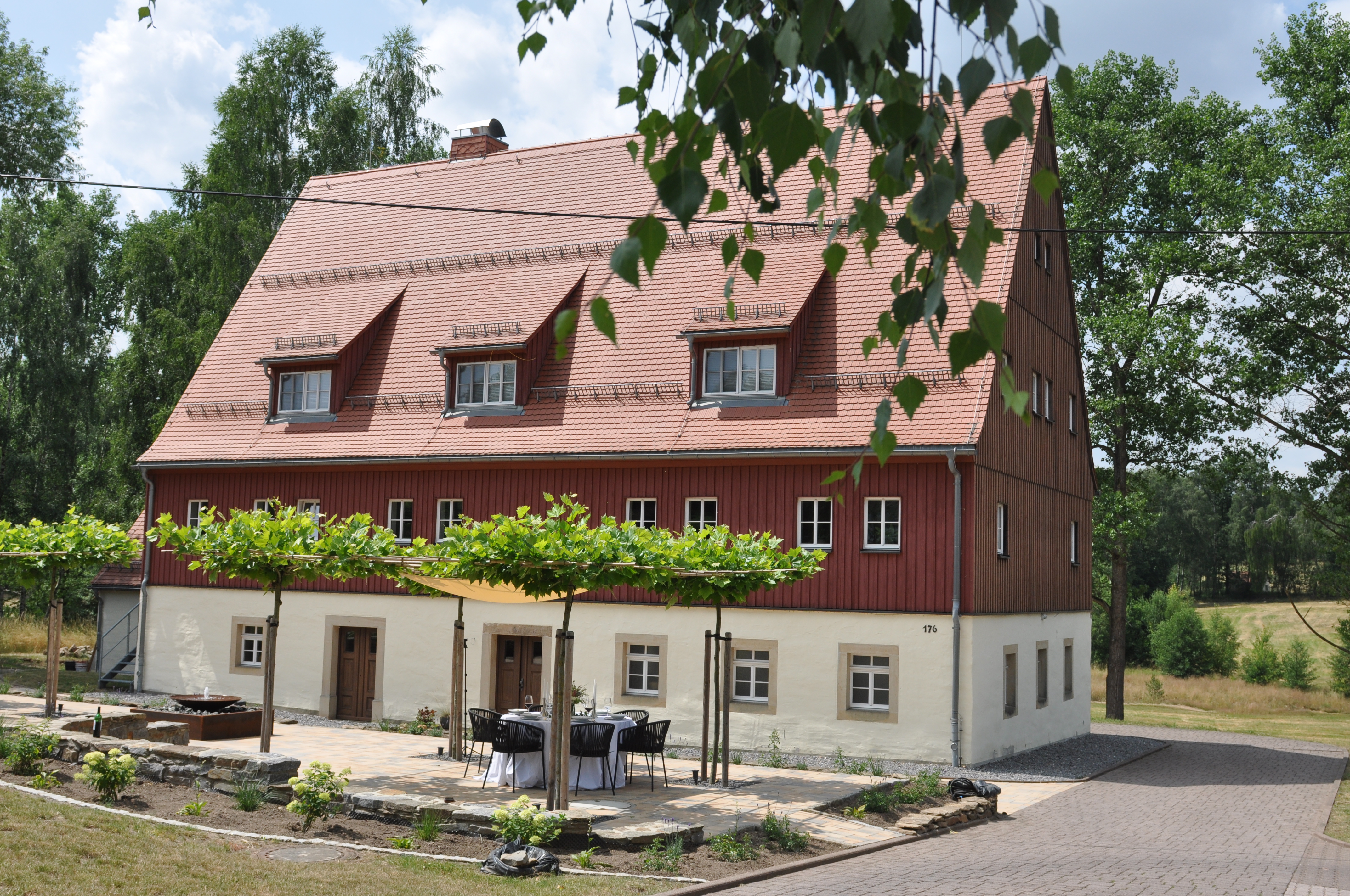 Coworking Space: Ansicht des Huthauses Freiberg von der Straße aus. - Coworking und Tagungen im Huthaus Freiberg: Flexible Arbeitsräume für Start-ups, Kreative, Unternehmen, Bildung & Wirtschaft