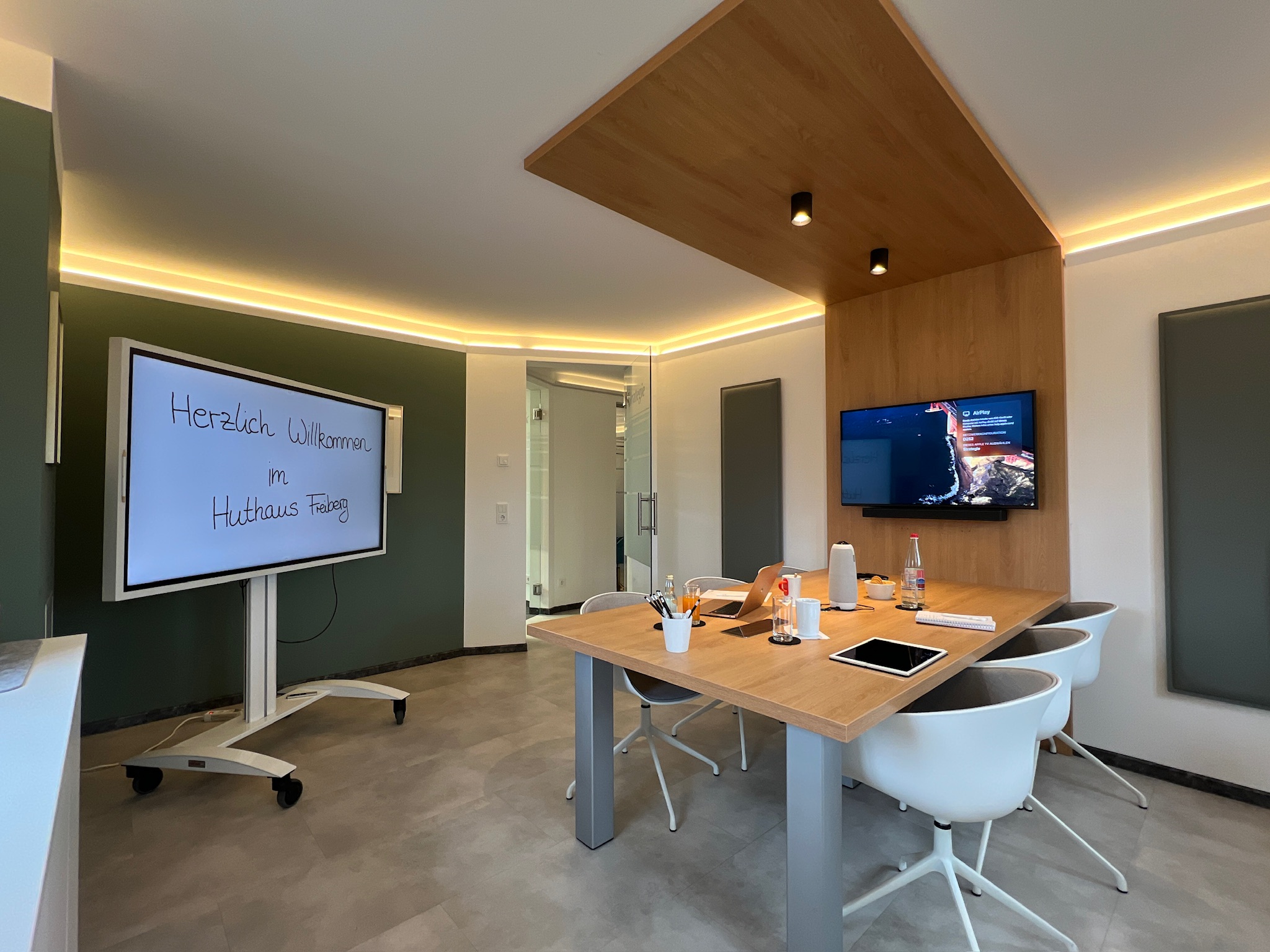 Coworking Spaces - Typ: Shared Office - Deutschland - RAUM "STRATEGIE" (Ansicht 1)
Strategie heißt, klare Ziele zu verfolgen. Dieser Raum schafft dafür die perfekte Umgebung: eine fokussierte Atmosphäre, kombiniert mit modernster Ausstattung für Meetings und Planungen. - Coworking und Tagungen im Huthaus Freiberg: Flexible Arbeitsräume für Start-ups, Kreative, Unternehmen, Bildung & Wirtschaft