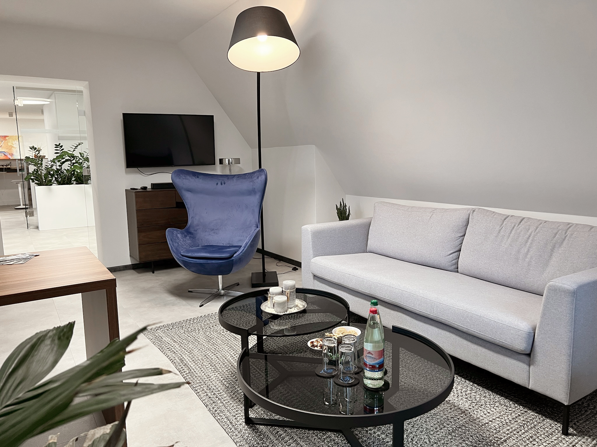 Coworking Space: RAUM - "ZIEL" (Ansicht 1)
Tauchen Sie ein in eine Welt, in der Produktivität und Kreativität zusammenkommen, um Ihre beruflichen Ziele zu verwirklichen. - Coworking und Tagungen im Huthaus Freiberg: Flexible Arbeitsräume für Start-ups, Kreative, Unternehmen, Bildung & Wirtschaft