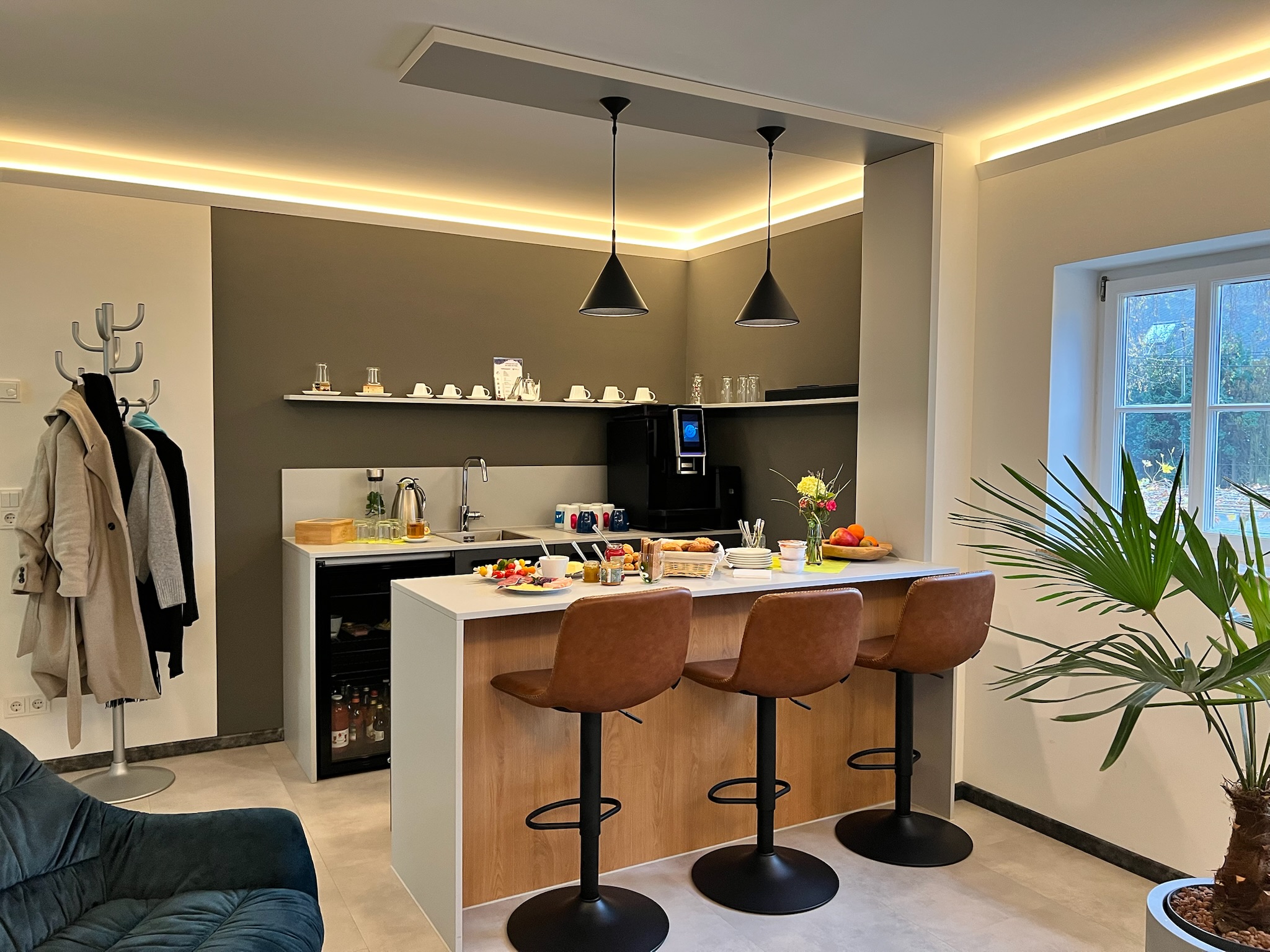 Coworking Space: "GEMÜTLICHE KAFFEE-OASE"
Hier sprudeln Ideen, entwickeln sich Gespräche, und Neues entsteht. Wir bieten Kaffee, Tee und erfrischende Softgetränke für Ihre Kreativität und Produktivität. - Coworking und Tagungen im Huthaus Freiberg: Flexible Arbeitsräume für Start-ups, Kreative, Unternehmen, Bildung & Wirtschaft