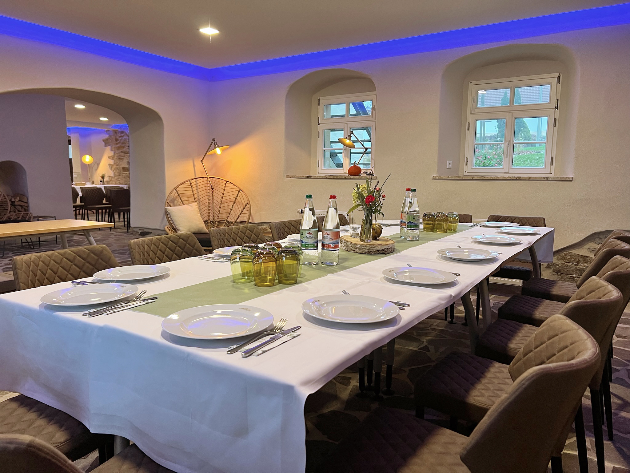 Coworking Space: Möglicher Essensbereich im kleinen Tagungsraum – stilvoll gestaltet für eine angenehme Pausen- oder Cateringatmosphäre. - Coworking und Tagungen im Huthaus Freiberg: Flexible Arbeitsräume für Start-ups, Kreative, Unternehmen, Bildung & Wirtschaft