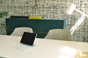 Coworking Space: RAUM - "IMPULSE" (Ansicht 1)
Worte werden bei uns zu Taten, und unser Raum "Impuls" ist ein traditionelles Büro mit einer inspirierenden Wandgestaltung, einem Whiteboard und zwei Kunden-Plätzen. - Huthaus Freiberg - modernes Arbeiten im Grünen