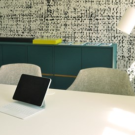Coworking Space: RAUM - "IMPULSE" (Ansicht 1)
Worte werden bei uns zu Taten, und unser Raum "Impuls" ist ein traditionelles Büro mit einer inspirierenden Wandgestaltung, einem Whiteboard und zwei Kunden-Plätzen. - Huthaus Freiberg - modernes Arbeiten im Grünen