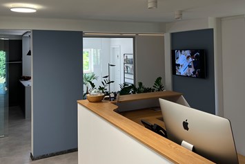 Coworking Space: Lobby der Coworking-Spaces in der ersten Etage. - Huthaus Freiberg - modernes Arbeiten im Grünen