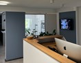 Coworking Space: Lobby der Coworking-Spaces in der ersten Etage. - Huthaus Freiberg - modernes Arbeiten im Grünen